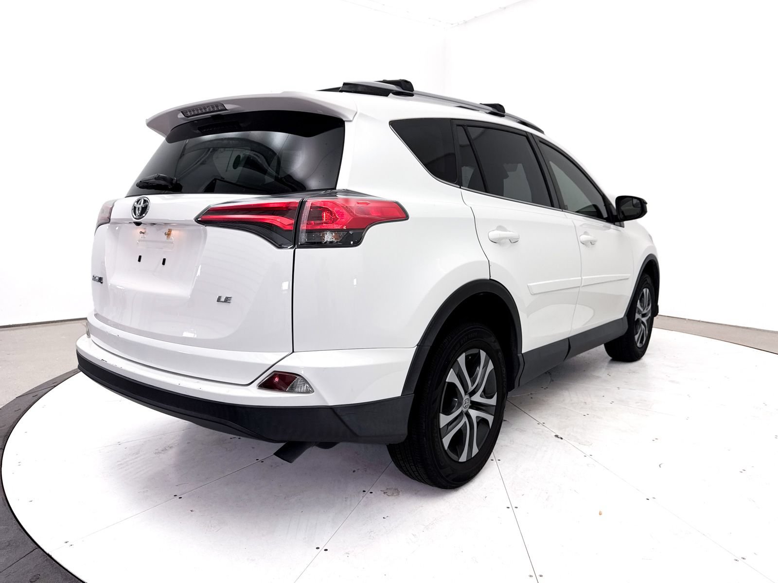 Used 2018 Toyota RAV4 LE w/ Carpet Mat Package FWD image 14