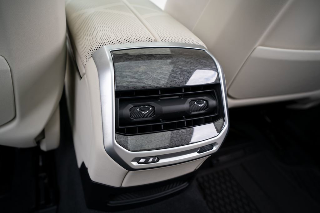 Used 2023 BMW 760i xDrive AWD/4WD image 51