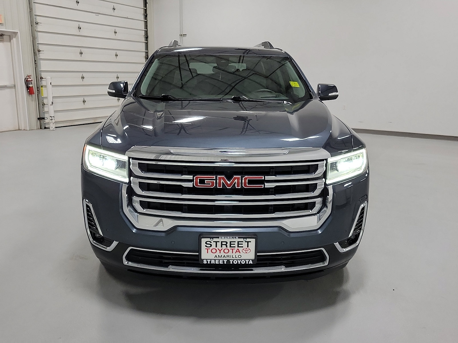 Used 2020 GMC Acadia SLT w/ Driver Alert Package II image 2