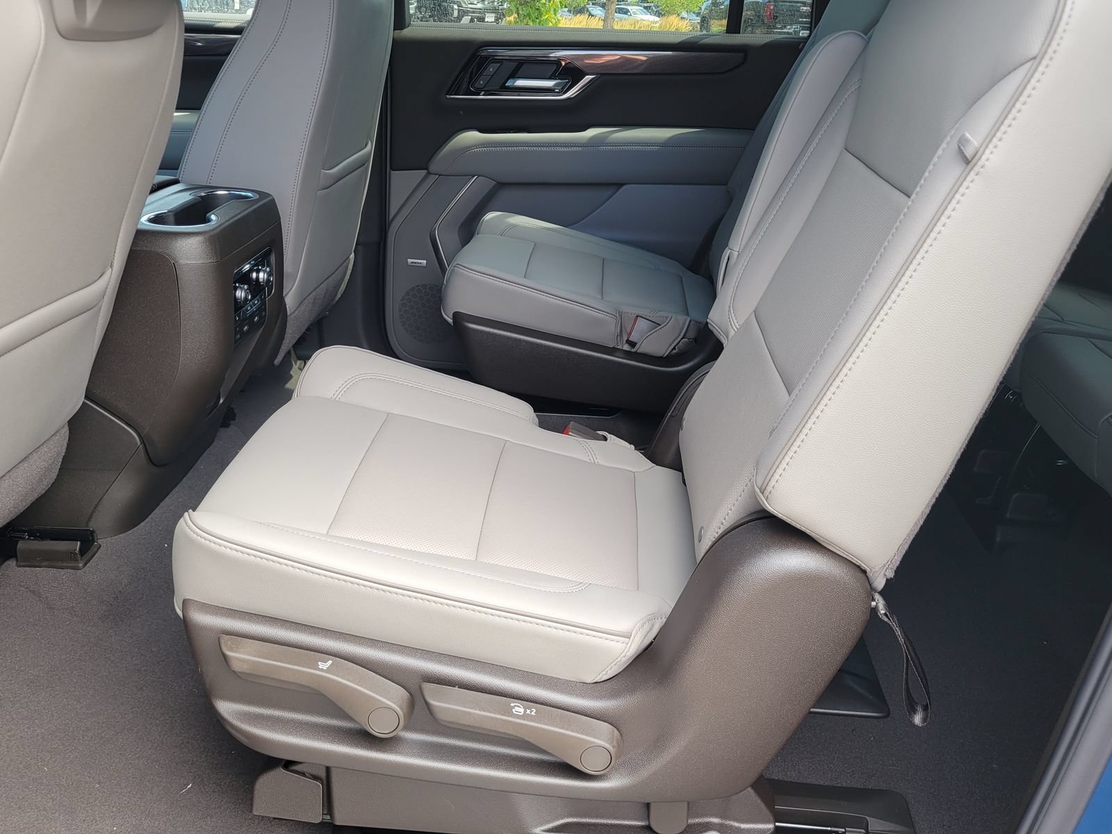 New 2026 GMC Yukon XL Elevation w/ Elevation Premium Package AWD/4WD image 7