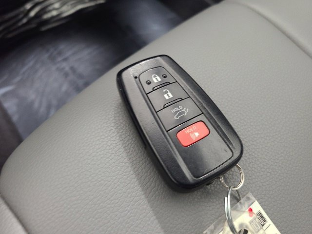 Used 2021 Toyota Highlander XLE AWD/4WD image 38