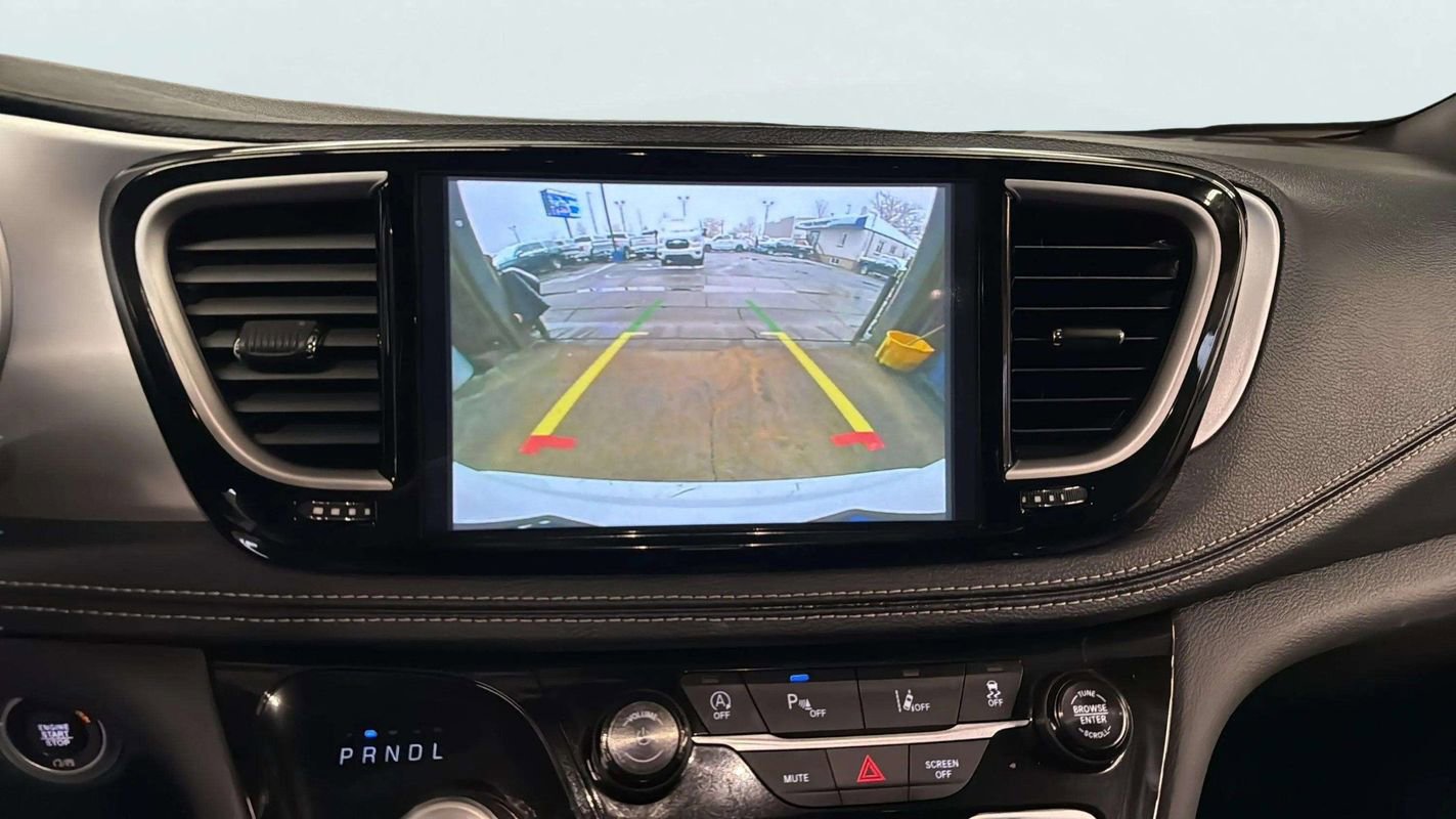 Used 2024 Chrysler Pacifica Touring image 12