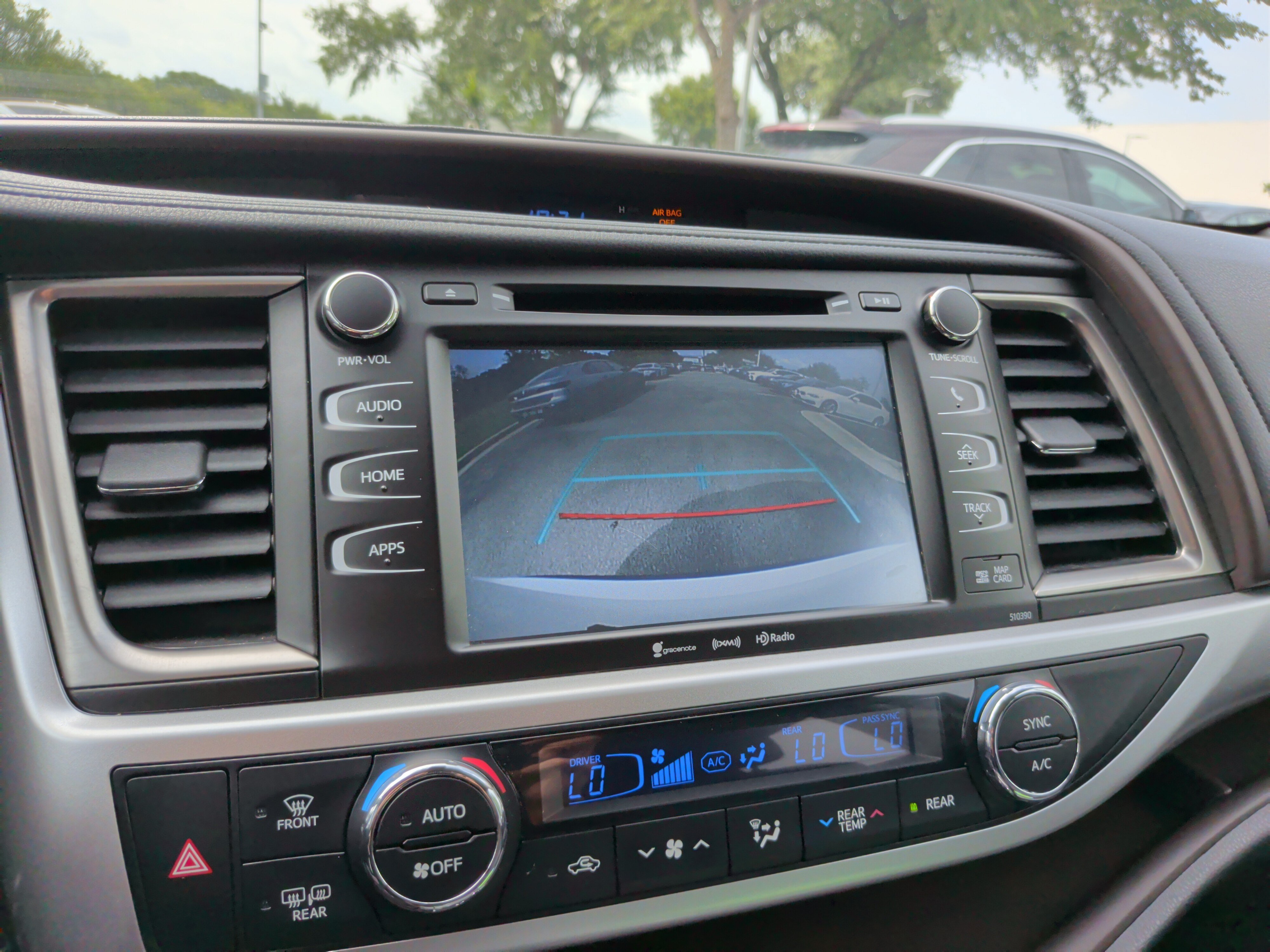 Used 2019 Toyota Highlander XLE AWD/4WD image 18