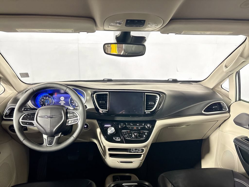 Used 2024 Chrysler Pacifica Touring-L FWD image 12