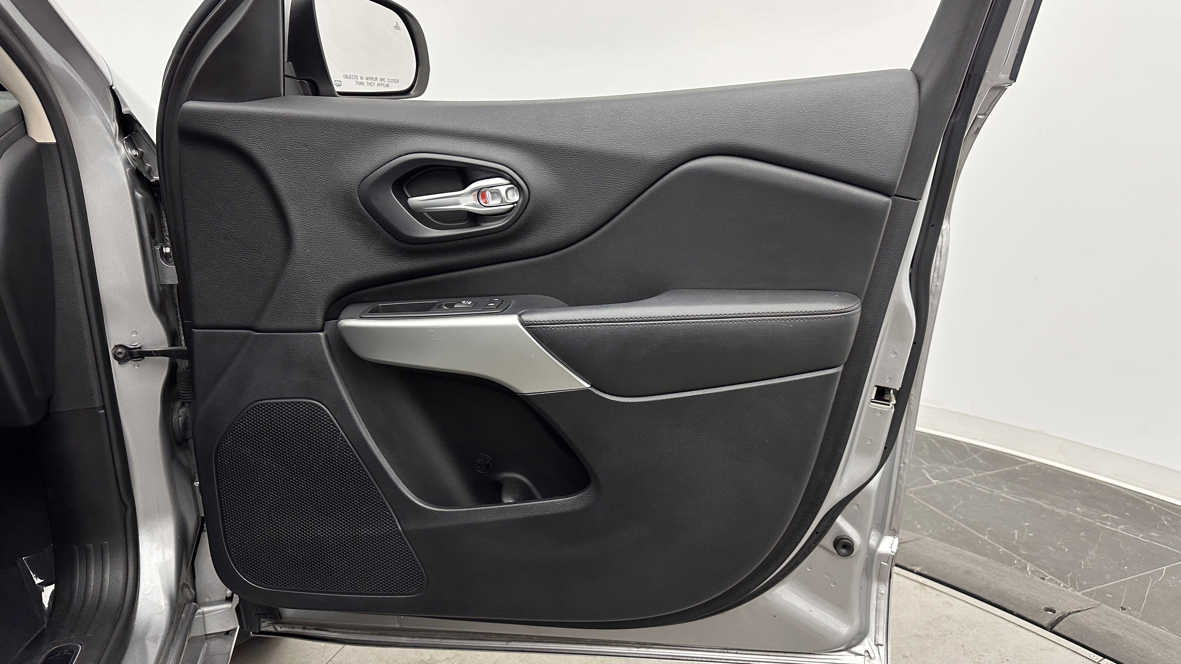 Used 2016 Jeep Cherokee Overland FWD image 32