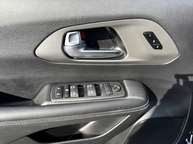 Used 2025 Chrysler Pacifica Select FWD image 11