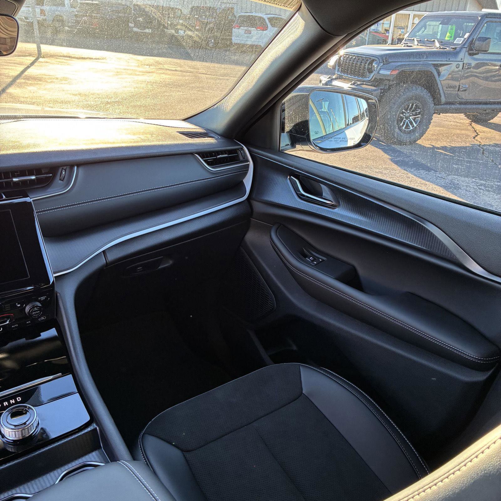 New 2025 Jeep Grand Cherokee L Altitude image 10