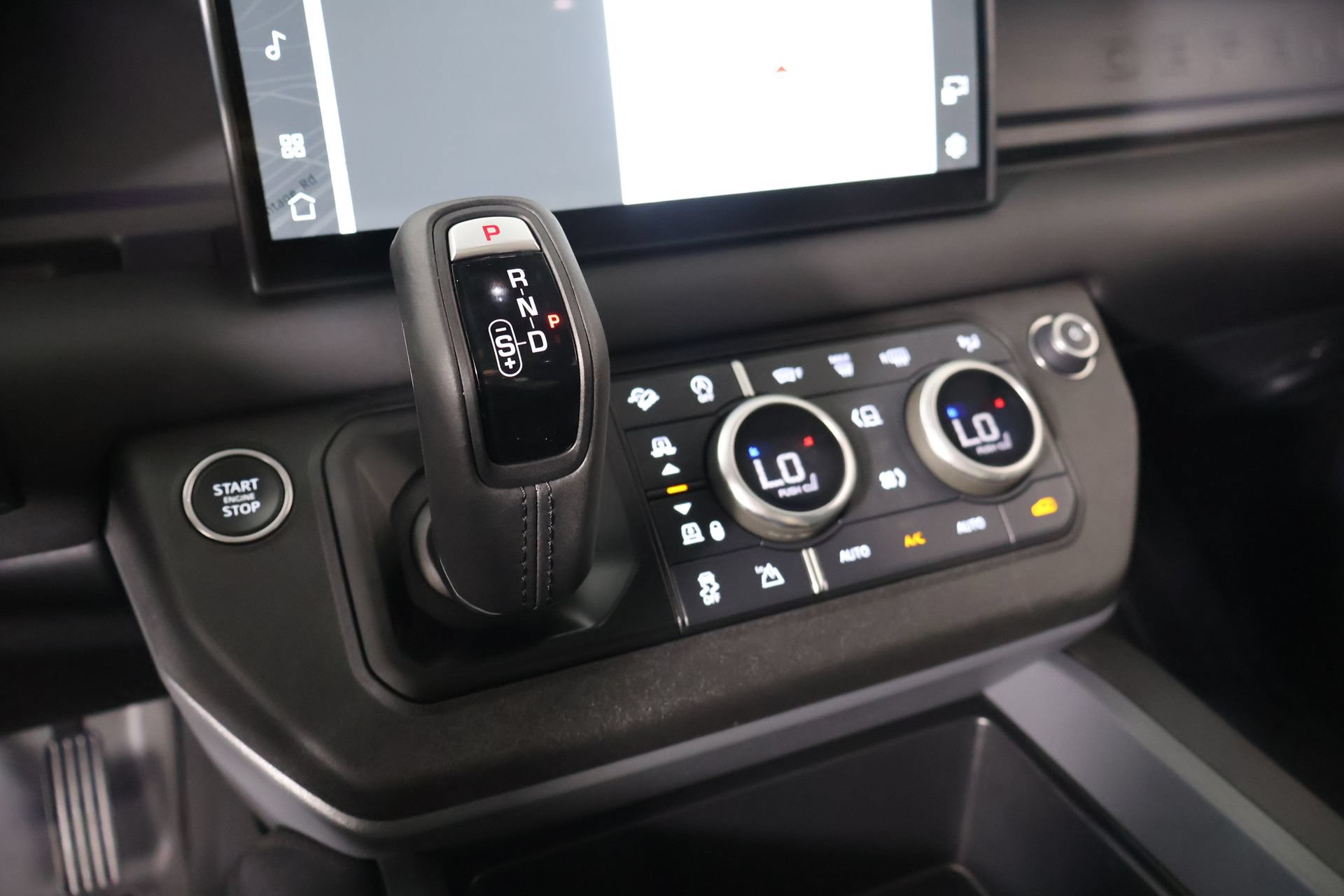 Used 2025 Land Rover Defender 110 X-Dynamic SE AWD/4WD image 9