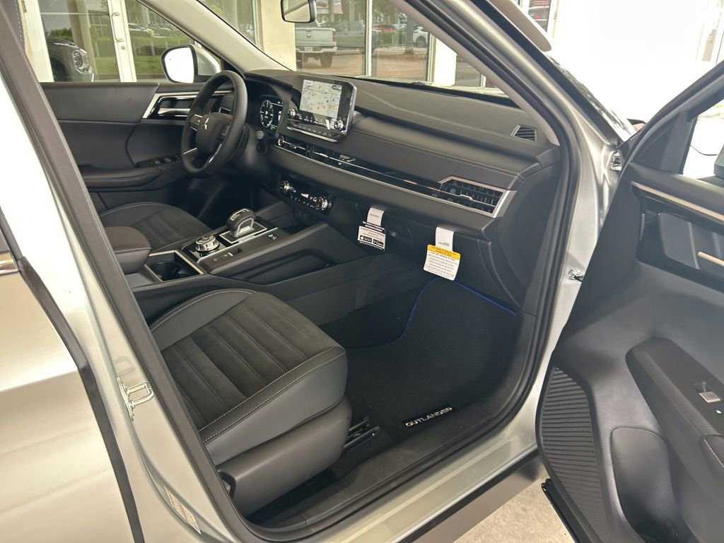 New 2025 Mitsubishi Outlander SE image 24