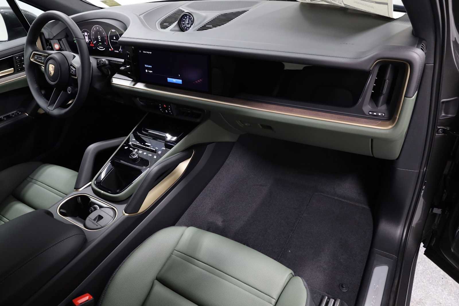 Certified 2024 Porsche Cayenne S image 3