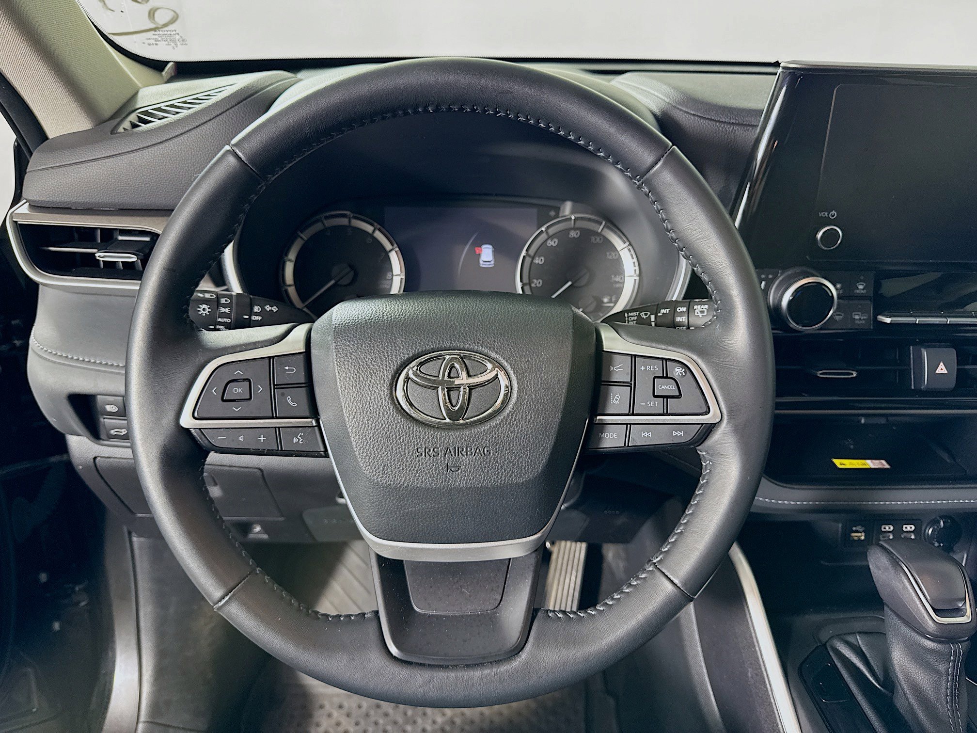 Used 2023 Toyota Highlander XLE AWD/4WD image 12