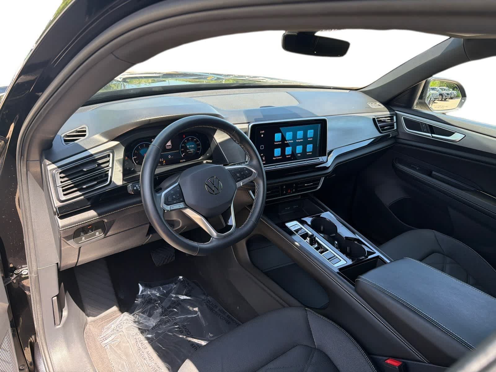 Used 2024 Volkswagen Atlas Cross Sport SE AWD/4WD image 2