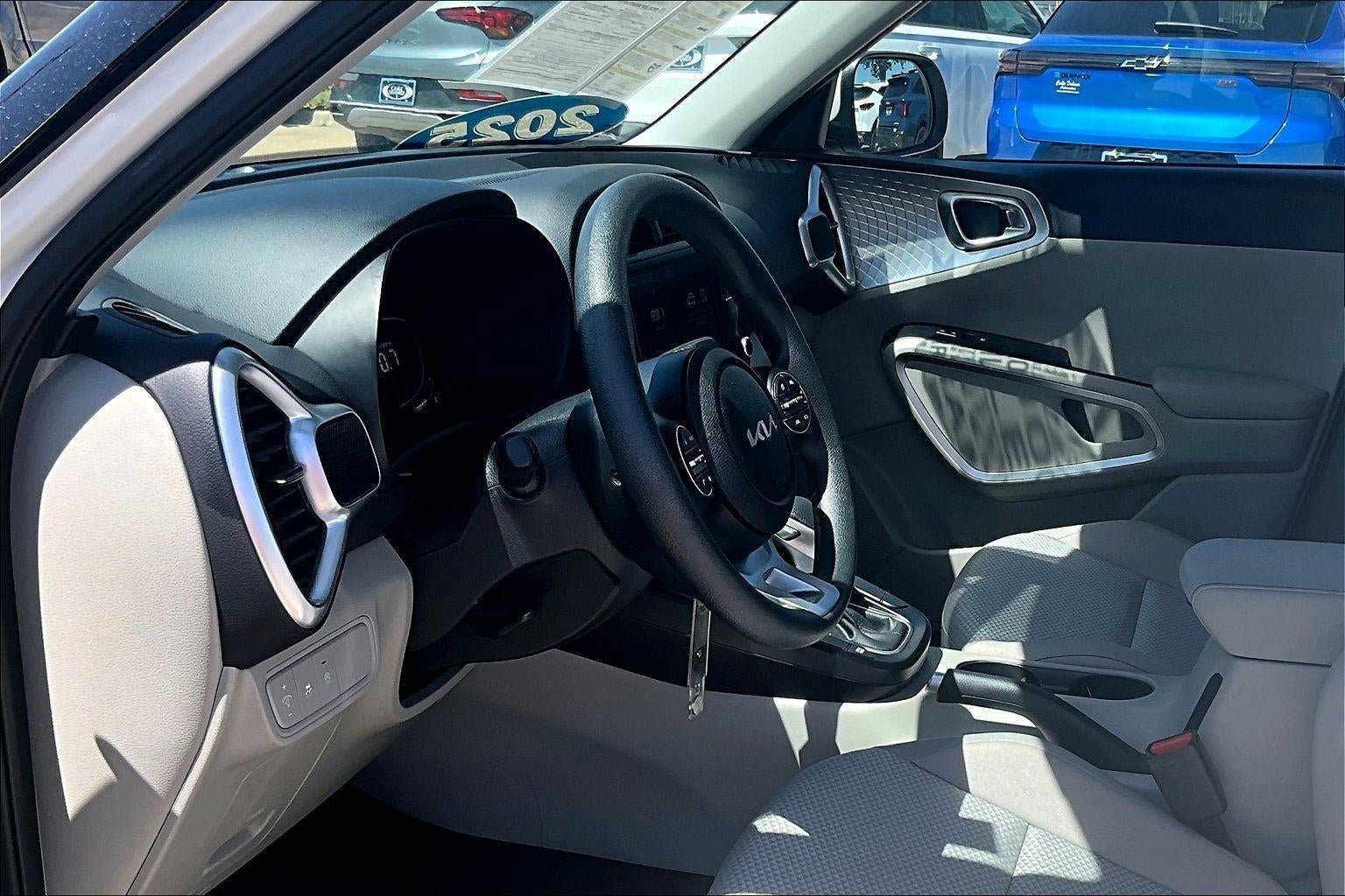 Used 2025 Kia Soul LX w/ LX Technology Package FWD image 17