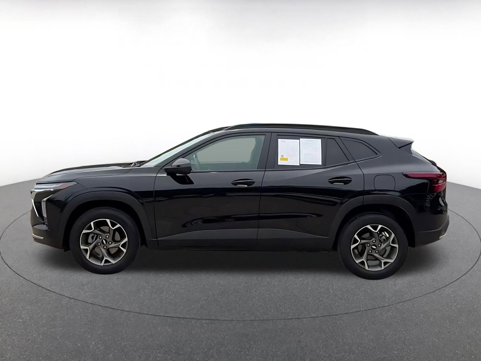 Used 2025 Chevrolet Trax LT FWD image 9