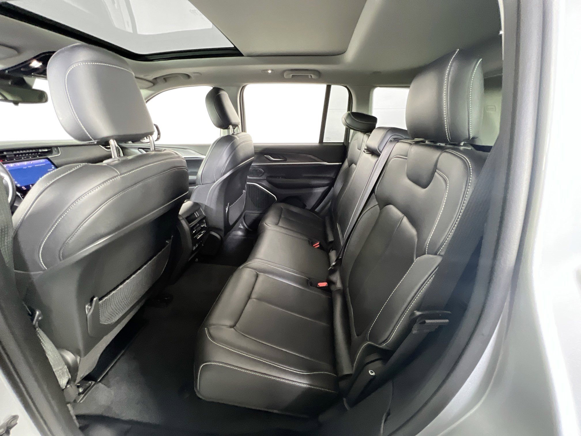 Used 2022 Jeep Grand Cherokee Limited image 25