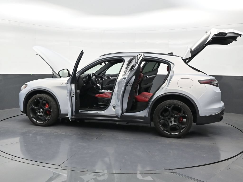 Used 2024 Alfa Romeo Stelvio Ti w/ Performance Driving Package AWD/4WD image 30
