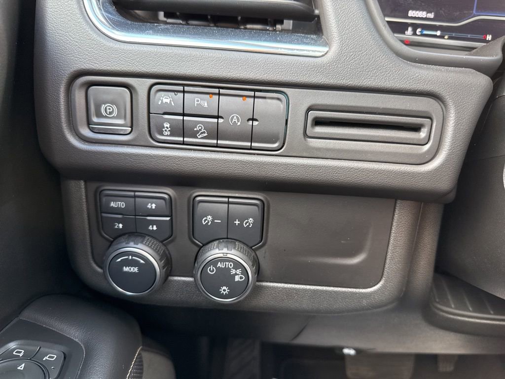 Used 2023 Chevrolet Suburban Premier image 18