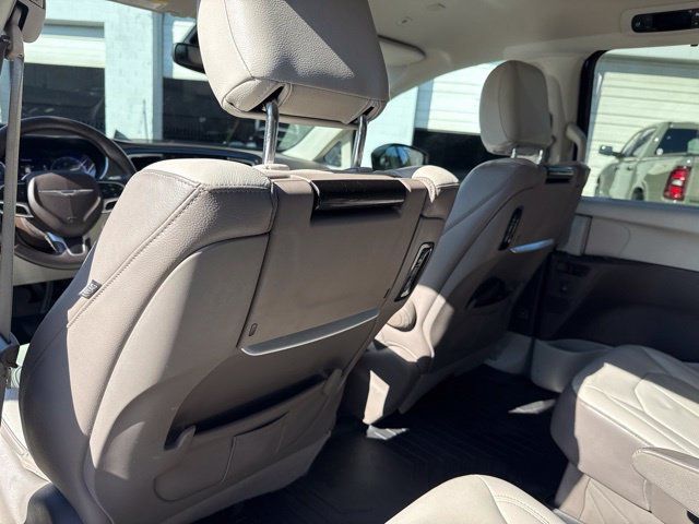 Used 2018 Chrysler Pacifica Touring-L Plus w/ Tire & Wheel Group FWD image 20