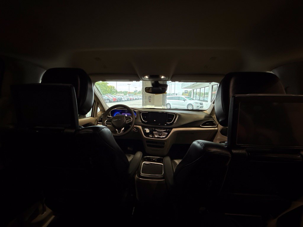 Used 2024 Chrysler Pacifica Touring-L w/ Uconnect Theater Family Group FWD image 15