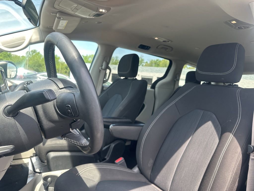 Used 2022 Chrysler Voyager LX image 31