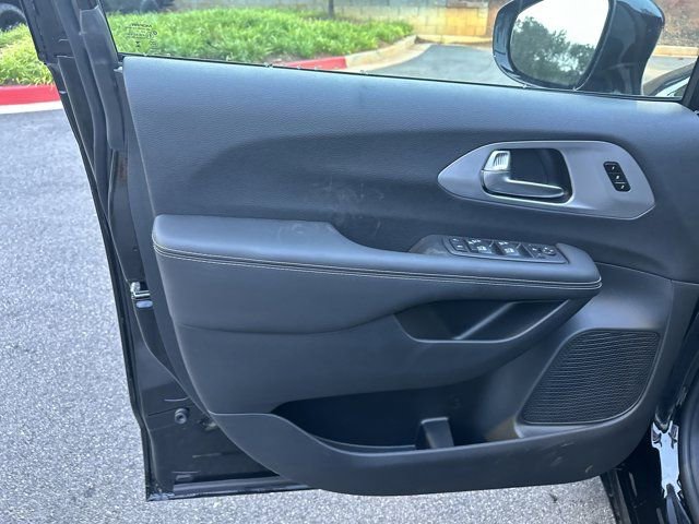 New 2026 Chrysler Pacifica Limited image 10