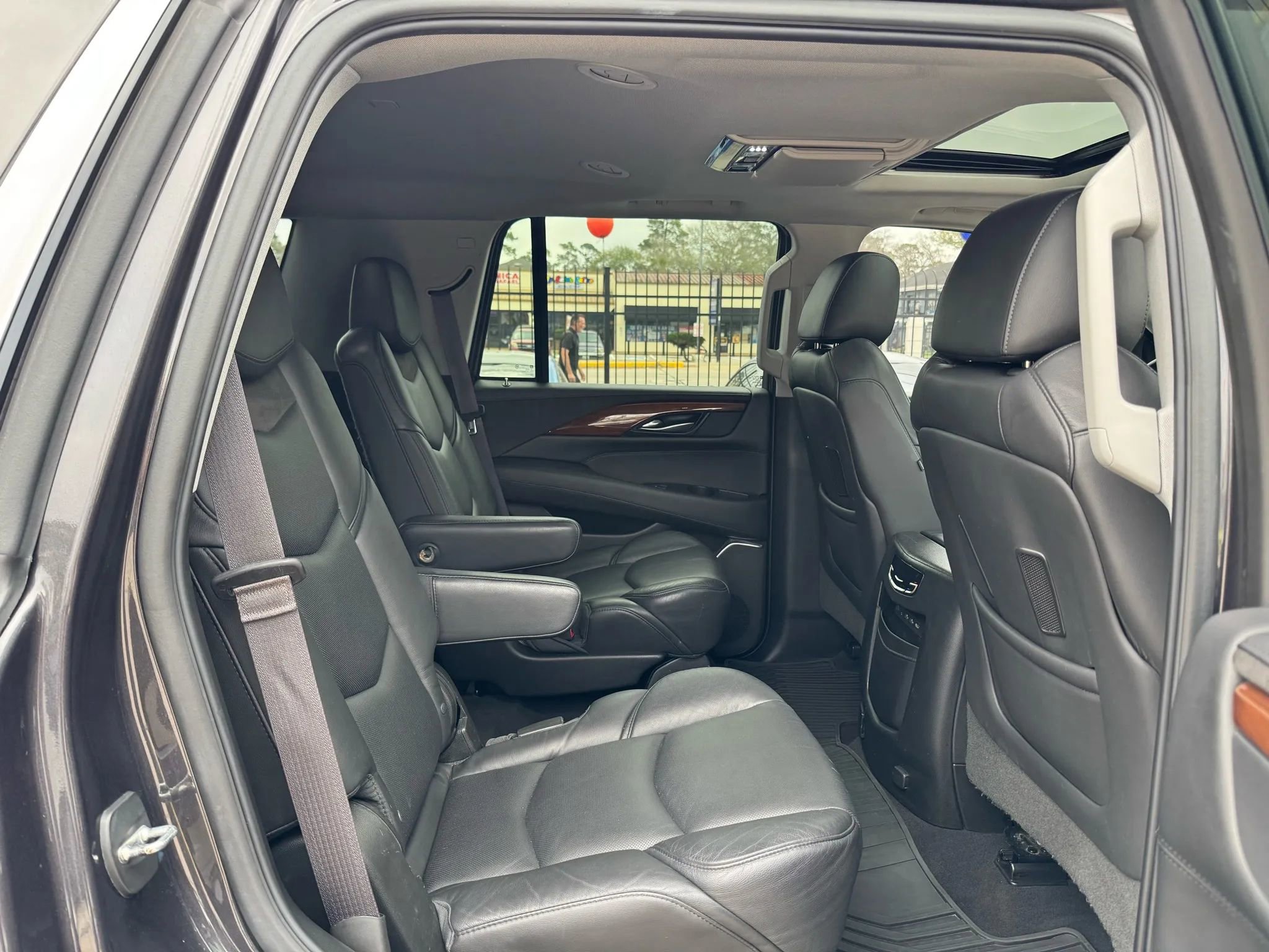 Used 2017 Cadillac Escalade Luxury image 24