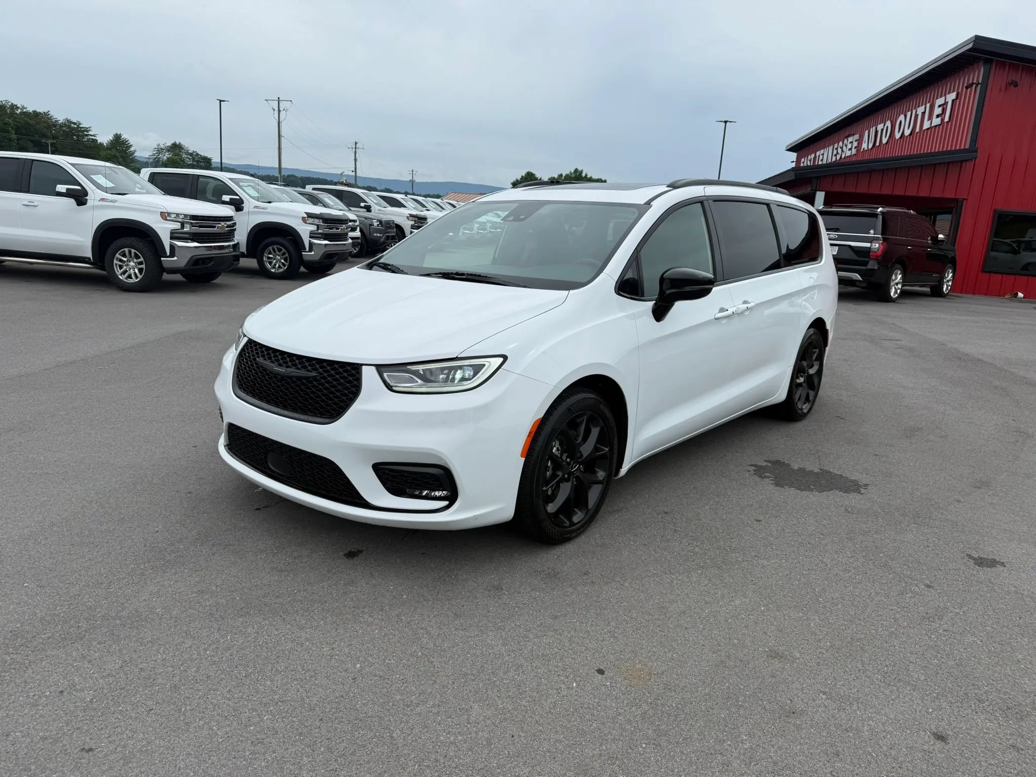 Used 2025 Chrysler Pacifica Limited FWD image 2