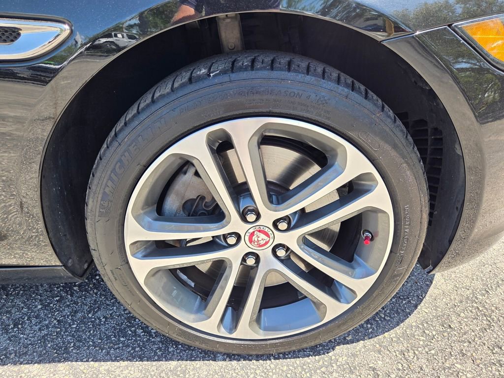 Used 2017 Jaguar XE Premium image 19