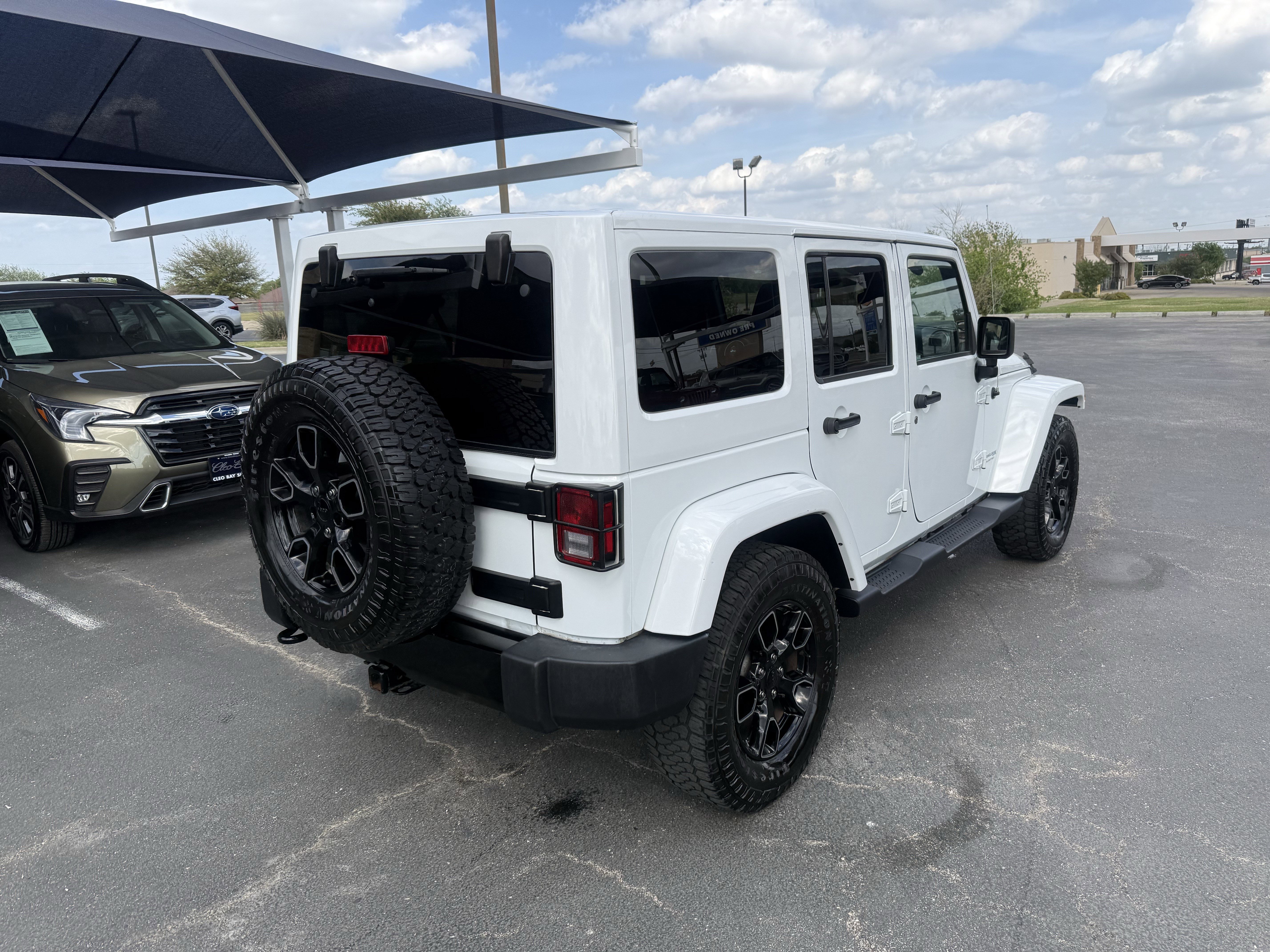 Used 2018 Jeep Wrangler Unlimited Sahara AWD/4WD image 7