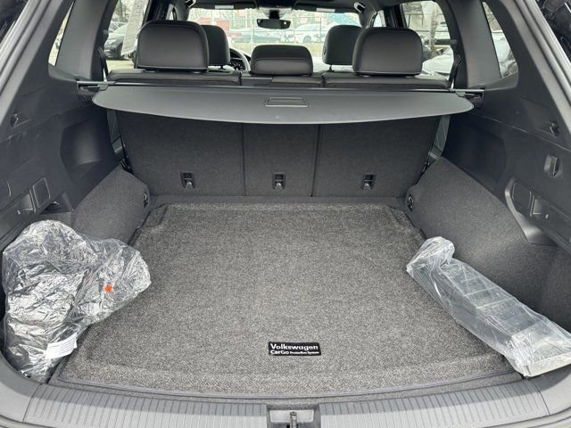 Certified 2023 Volkswagen Tiguan SEL R-Line image 34