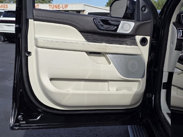 Used 2023 Lincoln Navigator Black Label AWD/4WD image 17