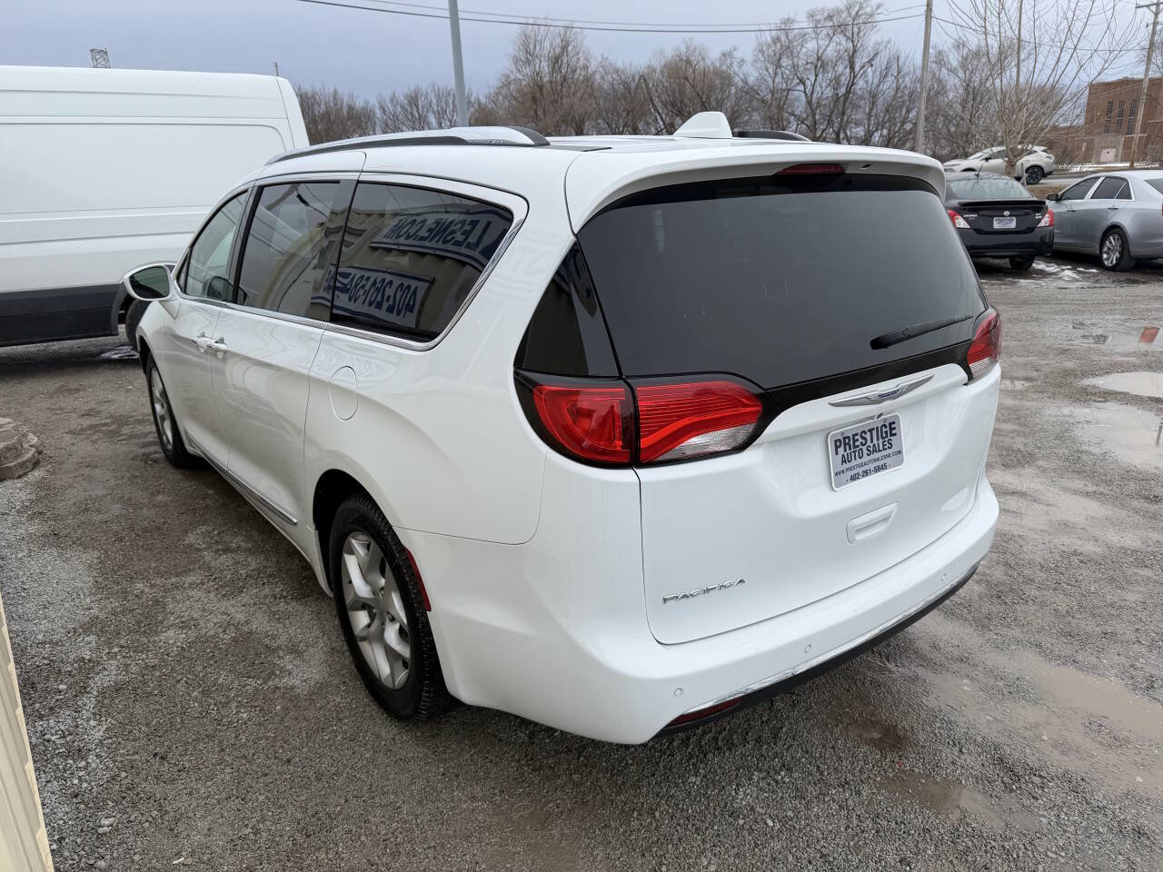 Used 2018 Chrysler Pacifica Touring-L w/ Tire & Wheel Group image 4