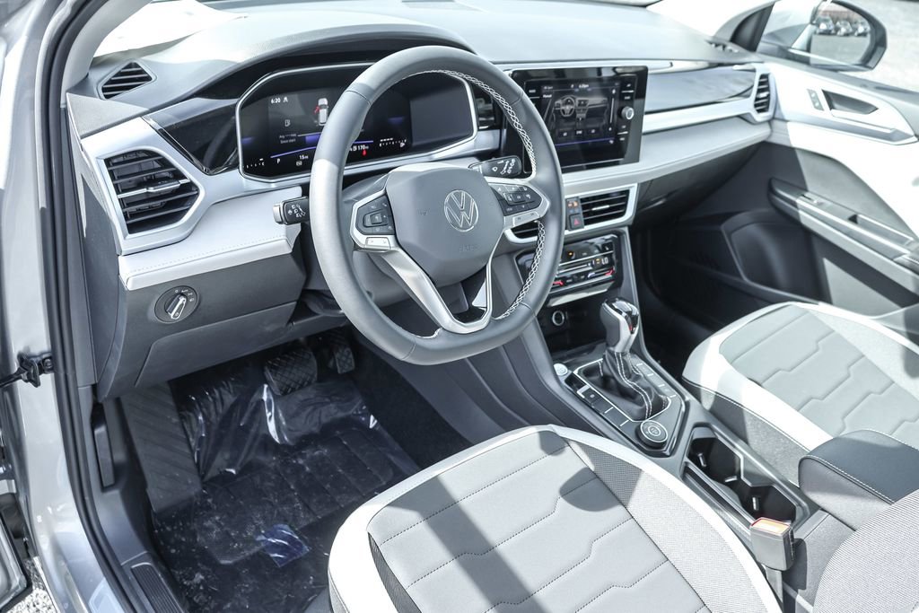 New 2025 Volkswagen Taos SE image 3