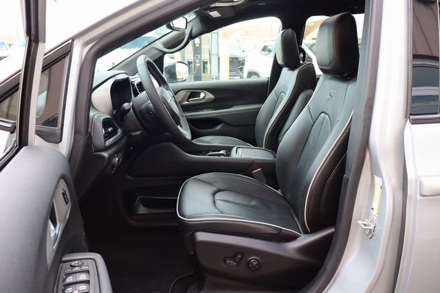 Used 2024 Chrysler Pacifica Limited w/ S Appearance Package image 9