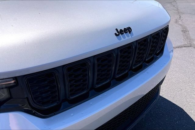 Used 2023 Jeep Grand Cherokee Altitude AWD/4WD image 31