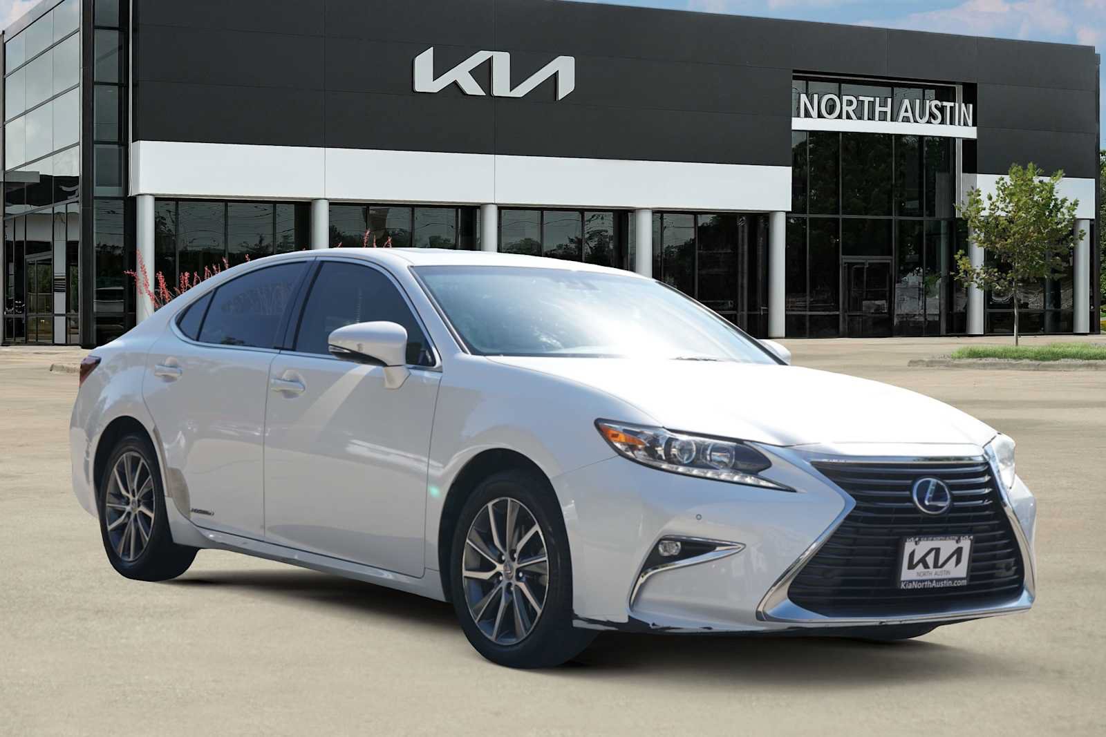 Used 2016 Lexus ES 300h w/ Premium Package w/Wood Trim FWD image 6