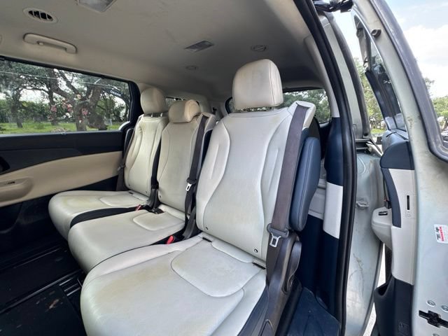 Used 2025 Kia Carnival EX FWD image 11