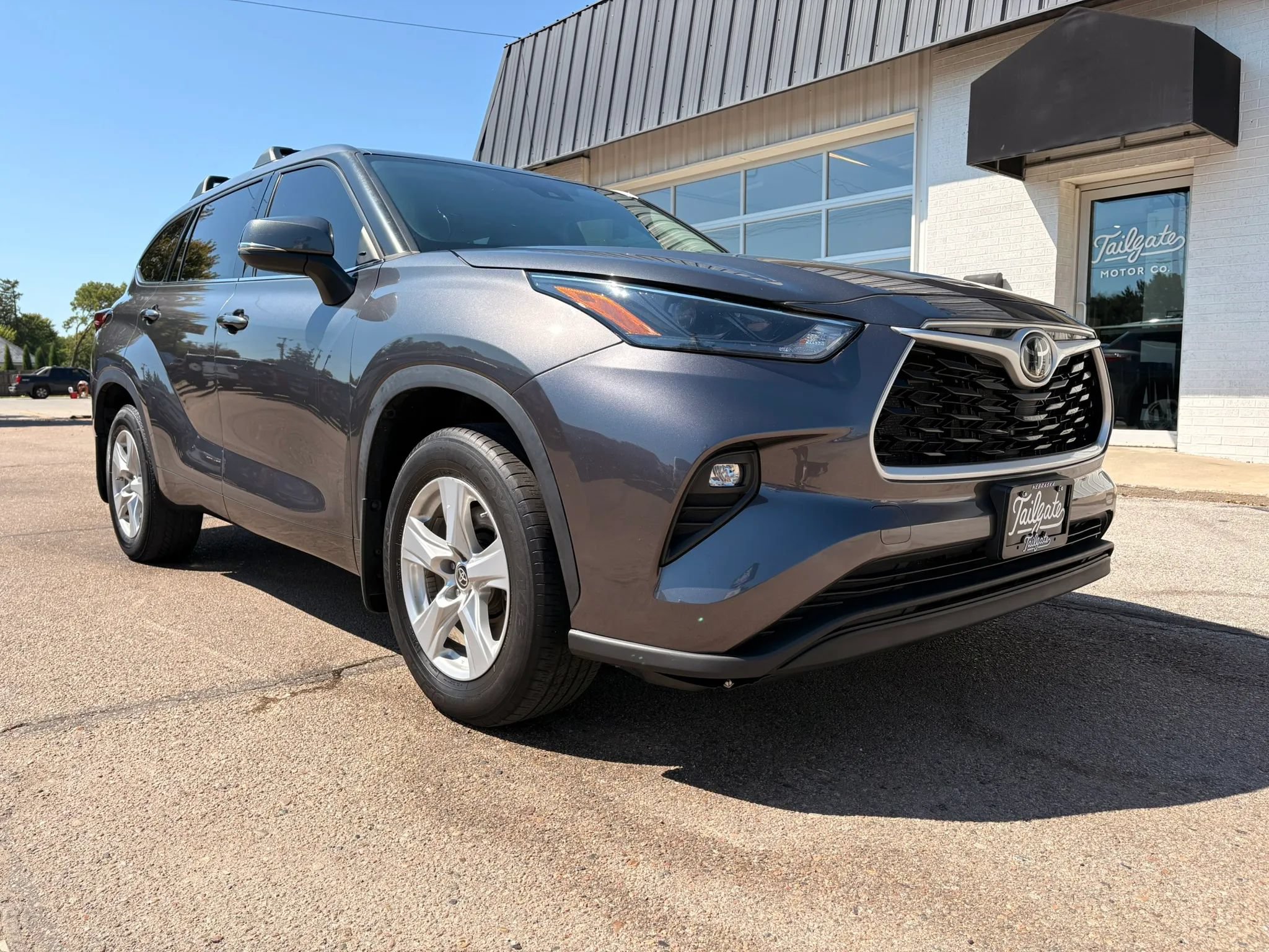 Used 2022 Toyota Highlander LE AWD/4WD image 2