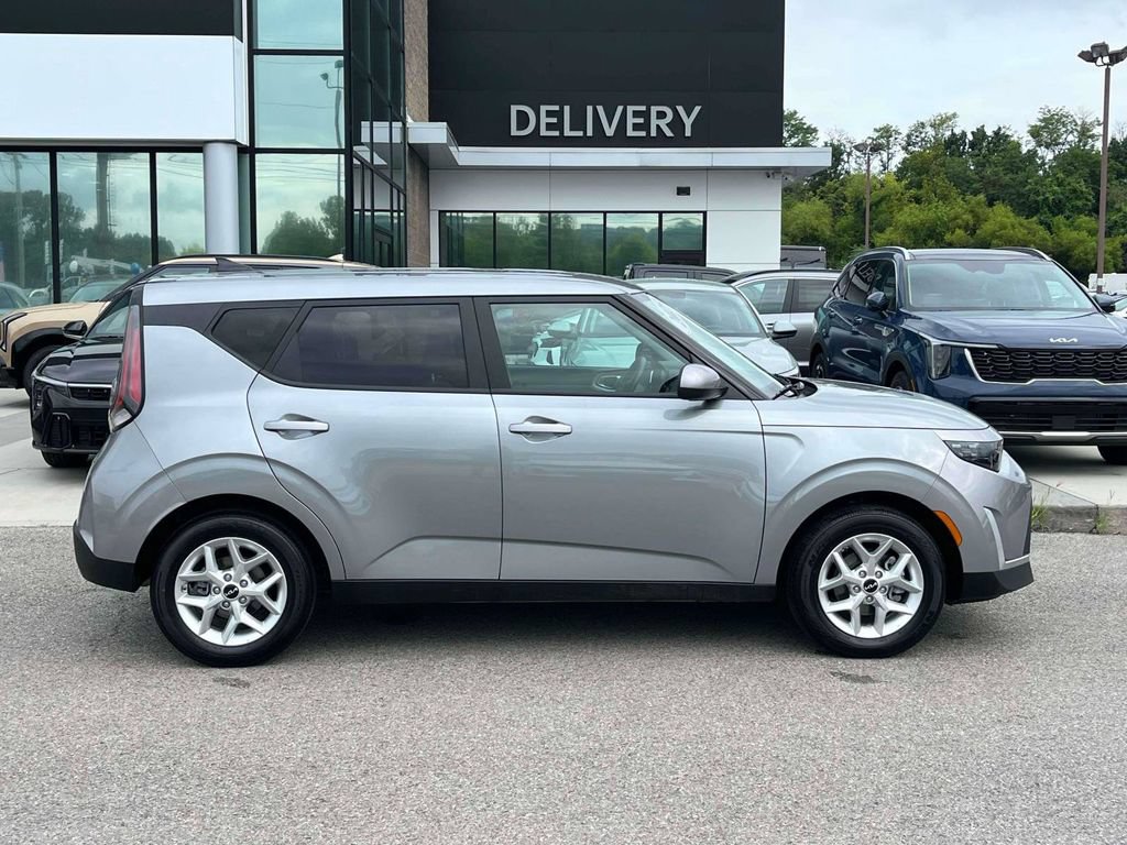 Used 2025 Kia Soul LX w/ LX Technology Package FWD image 24