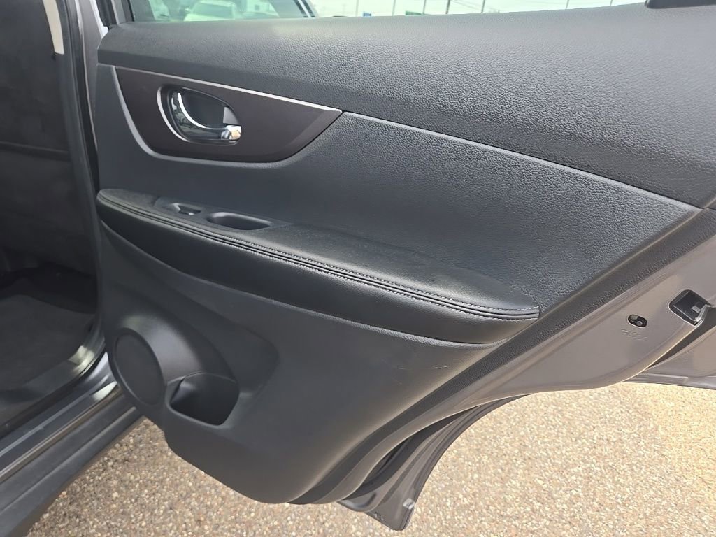 Used 2015 Nissan Rogue SV AWD/4WD image 27