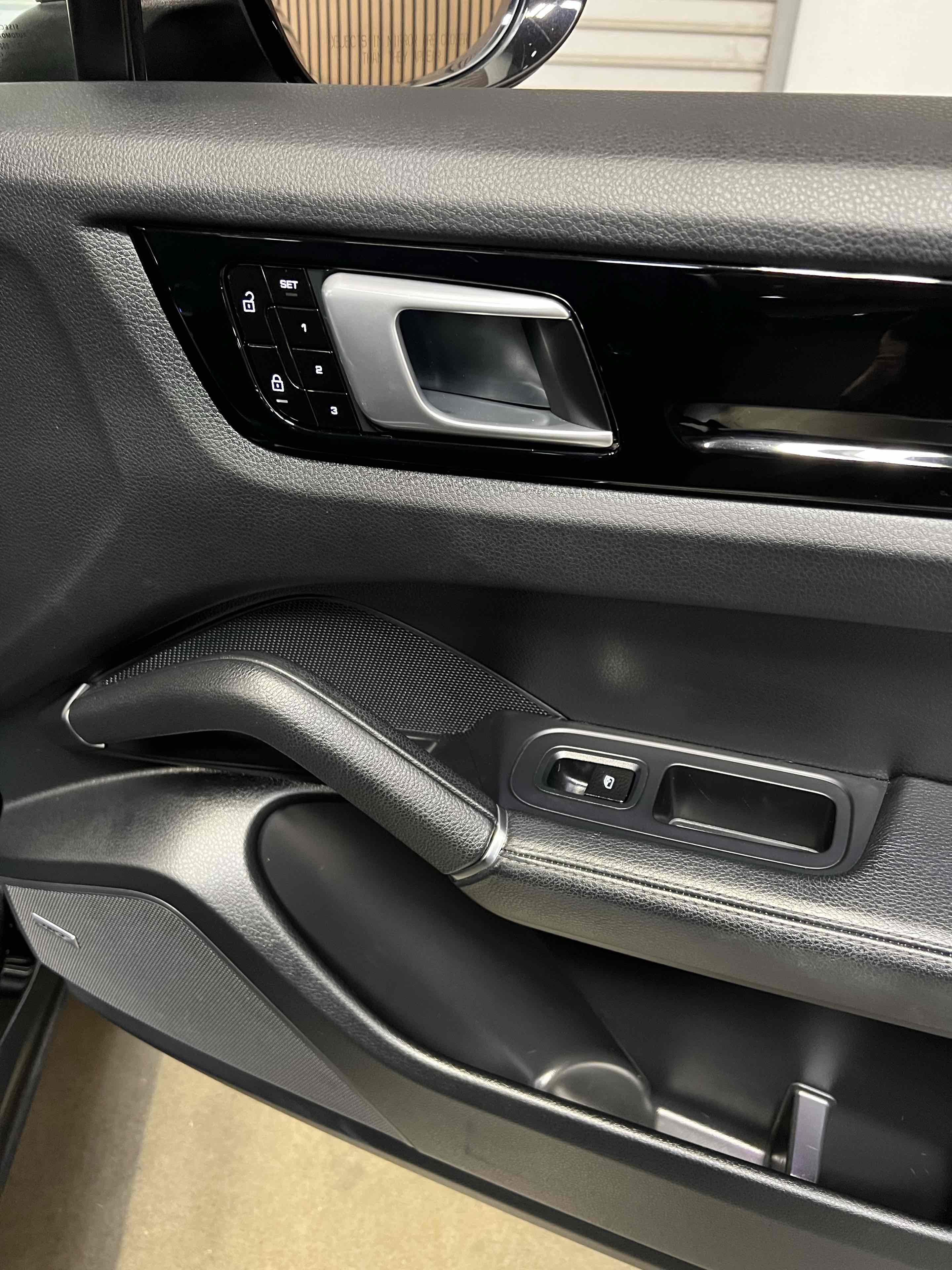 Used 2019 Porsche Cayenne w/ Premium Package AWD/4WD image 45