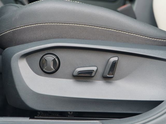 Used 2025 Volkswagen Taos SEL AWD/4WD image 20