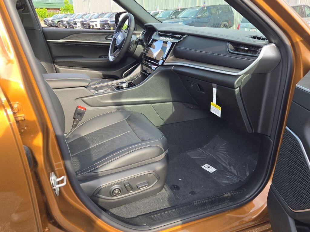 New 2026 Jeep Grand Cherokee Limited AWD/4WD image 13