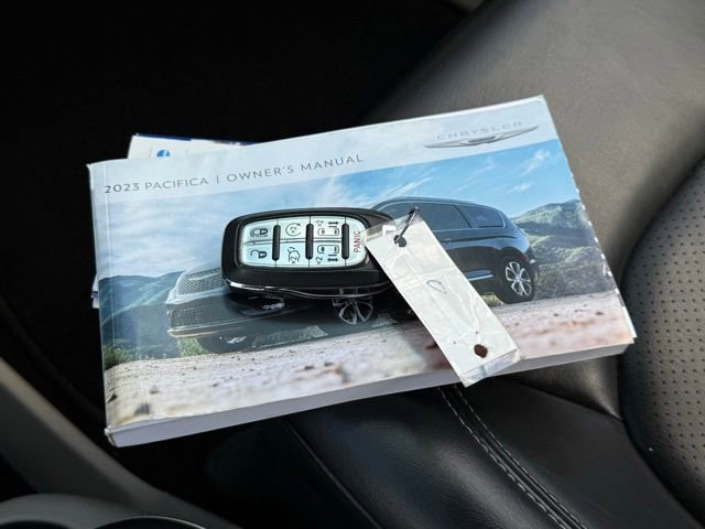 Used 2023 Chrysler Pacifica Touring-L FWD image 5