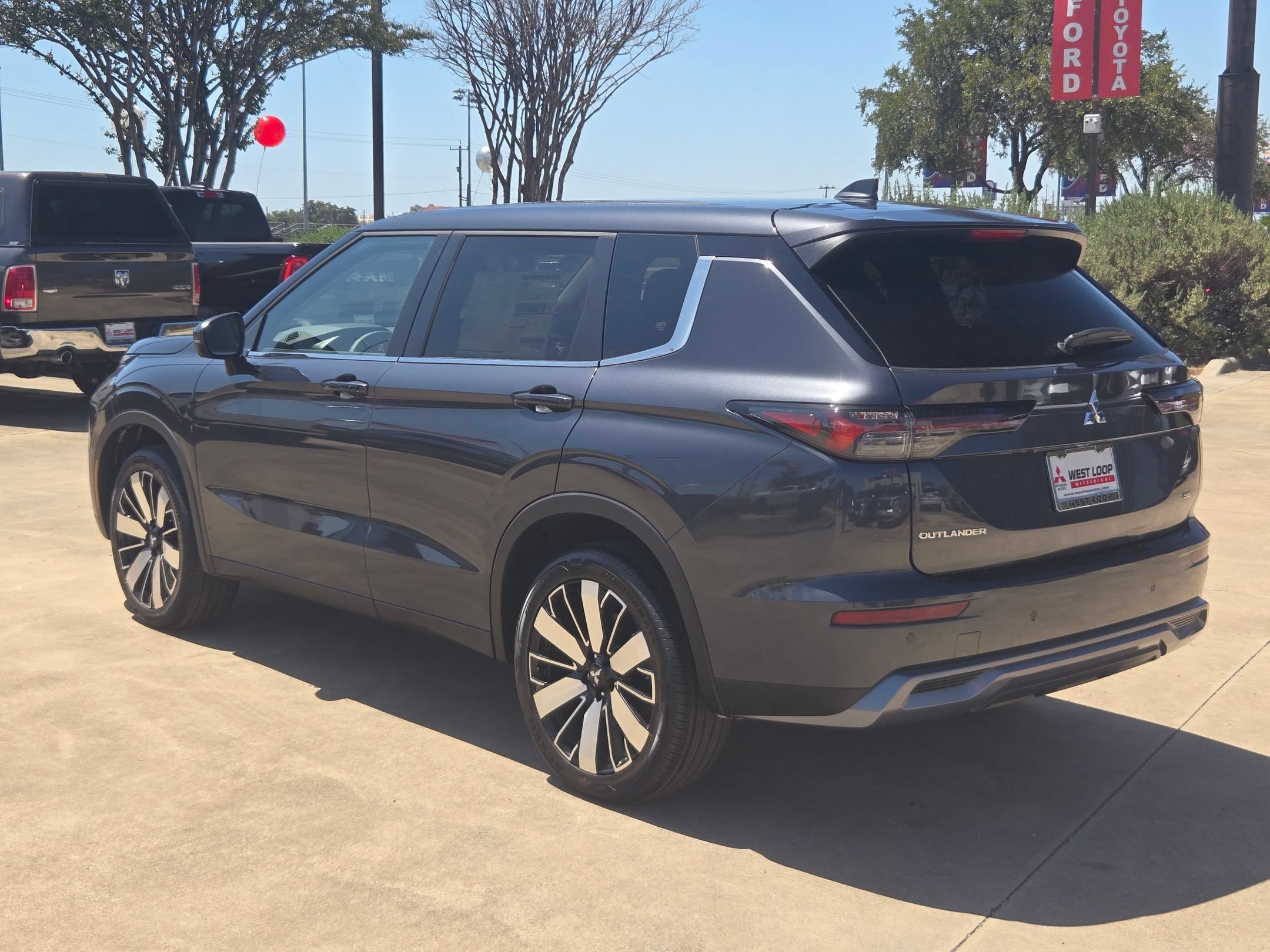 New 2026 Mitsubishi Outlander SE FWD image 3
