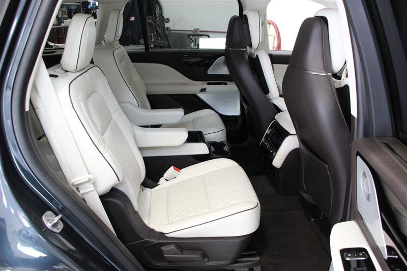 Used 2023 Lincoln Aviator Black Label w/ Class IV Trailer Tow Package image 17