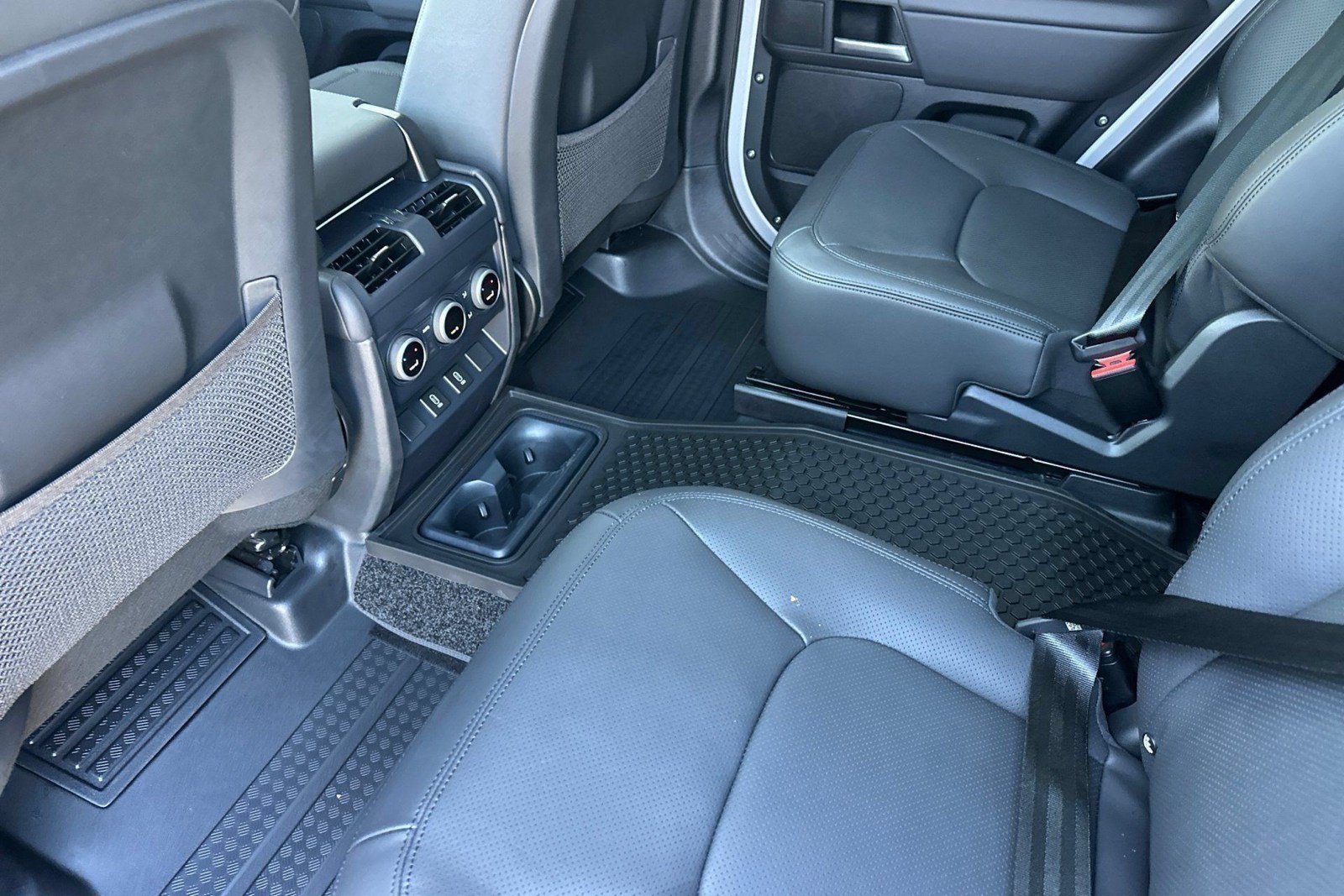 New 2026 Land Rover Defender 130 X-Dynamic SE AWD/4WD image 23
