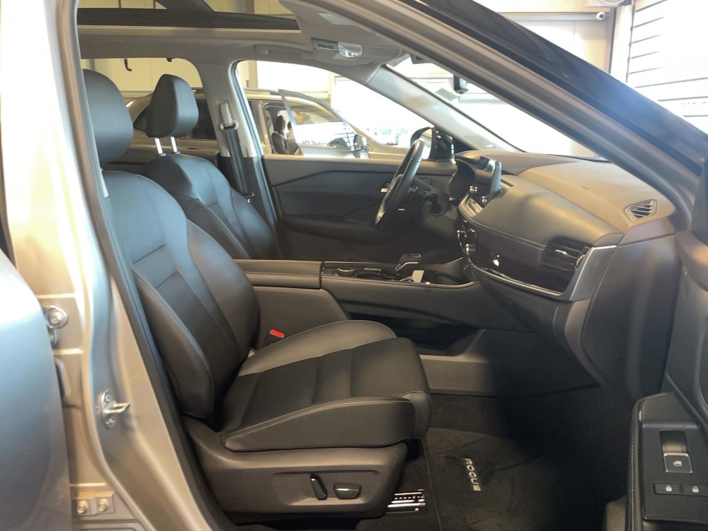 Used 2023 Nissan Rogue SL w/ SL Premium Package image 23