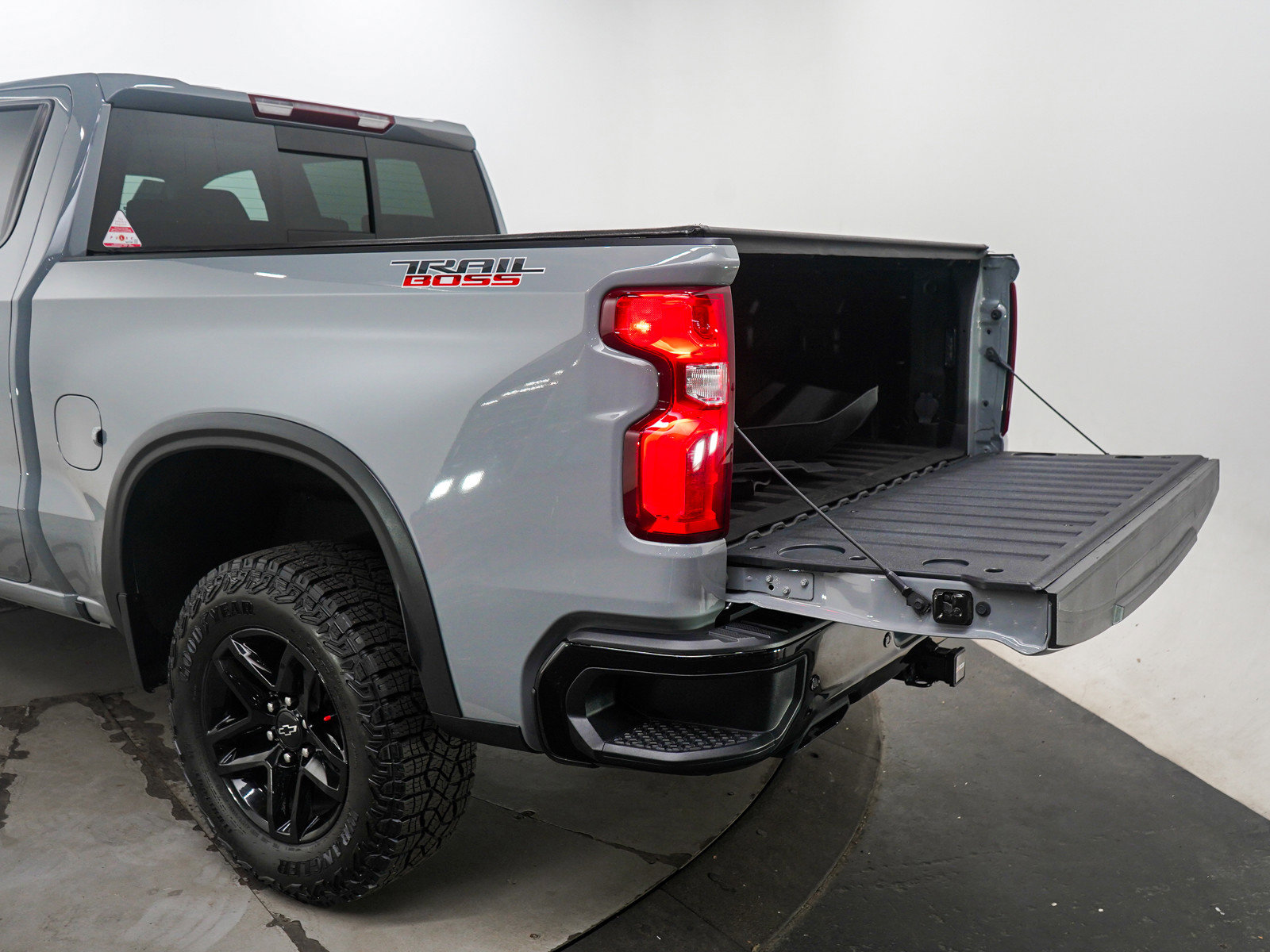 Used 2024 Chevrolet Silverado 1500 LT Trail Boss w/ LT Trail Boss Premium Package AWD/4WD image 9
