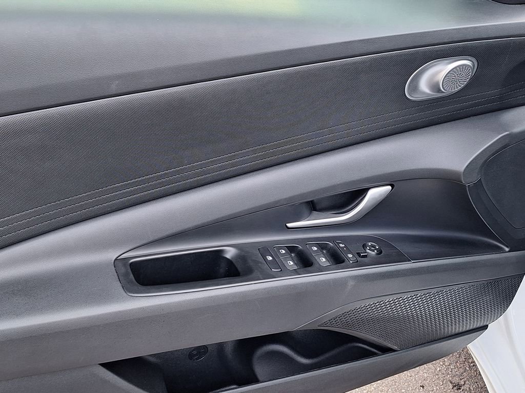 Certified 2025 Hyundai Elantra SE image 9